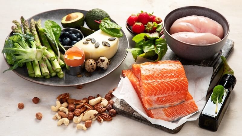 Verschiedene Lebensmittel für eine Low-Carb-Diät