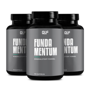 Drei schwarze Dosen von 3er Fundamentum (90 Kapseln) auf weißem Hintergrund. Nach wissenschaftlichen Erkenntnissen formuliert, um Ihre Gesundheit zu optimieren. Eine Dose ist vorne, zwei sind hinten.