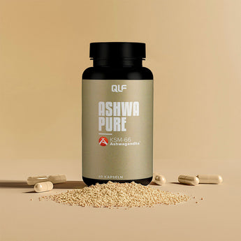 Ashwa Pure (KSM-66 Ashwagandha) Flasche mit Kapseln und Pulver vor beige Hintergrund, Galerieposition 1