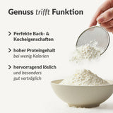 Baking Protein inkl. GRATIS Kochbuch zeigt Vorteilsübersicht mit Proteinpulver in Schale und Sieb in Hand Galerie 1