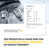 Neben einem Mikroskop liegt ein Bericht mit Prüfergebnissen. Jede Produktion und Charge von 3er Fundamentum (einmaliges Angebot) wird von unabhängigen Laboren geprüft. Prüfberichte finden Sie auf unserer Website.