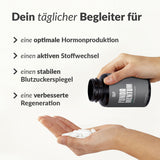 Hand pouring white capsules from 2er Fundamentum (einmaliges Angebot) bottle with text on hormone balance and metabolism benefits
