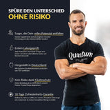 Ein lächelnder, muskulöser Mann mit Bart und verschränkten Armen trägt ein schwarzes Quantum-T-Shirt und steht neben einem Text, der die Vorteile der Nahrungsergänzung von 3er Fundamentum hervorhebt: wissenschaftliche Erkenntnisse, Labortests, deutsche Herstellung, Käuferschutz und eine 30-Tage-Garantie.
