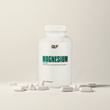 Weiße Magnesium Kapseln und Pulver vor Dose mit Quantum Leap Fitness Marke, Magnesium Komplex Galerieposition 1