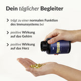 Poseidon Fischoel Kapseln werden in Hand gehalten und in andere Hand gegeben, Galerieposition 1