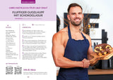 Baking Protein inkl. GRATIS Kochbuch mit Rezept für Gugelhupf und Mann mit Kuchen auf schwarzer Schürze Galerie 1