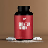 Quantum Immun Flasche mit 180 Kapseln vor braunem Hintergrund, einzelne Kapseln und Pulver sichtbar, Galerieposition 1