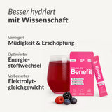 Benefit Hydration Sticks mit Beerenaroma, Glas mit rotem Getränk und Verpackung, Galerieposition 1