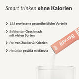 Benefit Hydration Stick in rosa Verpackung mit Pulverdosierung über Glas, Galerieposition 1