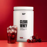 Clear Whey Isolat mit kirschigem Proteinsoftdrink, Eiswürfeln und frischen Kirschen vor rotem Hintergrund Galerie 1
