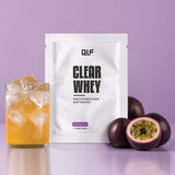 Clear Whey Isolat von Quantum Leap Fitness als proteinreicher Maracuja Softdrink mit Eiswürfeln und frischen Früchten
