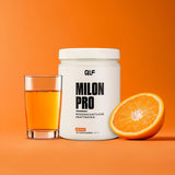 Milon Pro Dose mit Orangengeschmack, Glas mit Getränk und halbierte Orange vor orangem Hintergrund, Galerie 1