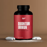 Quantum Immun Flasche mit 180 Kapseln vor braunem Hintergrund, einzelne Kapseln und Pulver sichtbar, Galerieposition 1