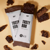 Tasty Bar Proteinriegel Triple Chocolate mit 16g Protein, ungeschälte und aufgeschnittene Riegel vor hellem Hintergrund, Galerieposition 1