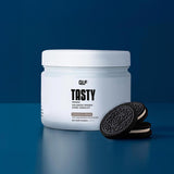 Tasty Kalorienarmes Geschmackspulver Cookies & Cream mit Kakaokeks-Stückchen auf dunklem Hintergrund