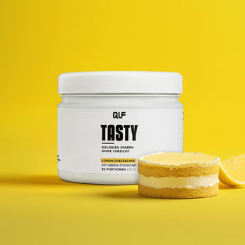 Tasty kalorienarmes Lemon Cheesecake Geschmackspulver mit Gebäckstückchen auf gelbem Hintergrund als Portion