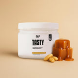 Tasty kalorienarmes Geschmackspulver Peanut Caramel mit Erdnüssen und Karamell vor beige Hintergrund, Galerieposition 1