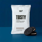 Tasty kalorienarmes Cookies & Cream Geschmackspulver mit Kakaokeks-Stückchen, Sachet und Keksen, Galerieposition 1