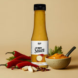 Tasty Sauce Samurai Flasche mit Schale und Löffel, frischen Chilischoten und Knoblauch, Quantum Leap Fitness