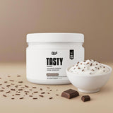 Tasty kalorienarmes Stracciatella Geschmackspulver mit Schokostückchen und Portion auf hellem Hintergrund, Galerieposition 1