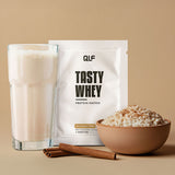 Tasty Whey Milchreis Zimt mit Shake im Glas, Zimtstangen und Schale Milchreis vor beigem Hintergrund Galerie 1