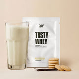 Tasty Whey Proteinpulver Vanille Cookie Sachet mit Shake im Glas und Vanillekeksen vor beigem Hintergrund Galerie 1