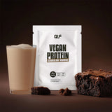Vegan Protein Schokolade Brownie von Quantum Leap Fitness mit weniger süßem Proteinpulver Sachet und cremigem Shake