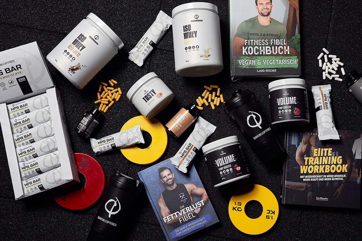 Eine Sammlung von Fitnessergänzungsmitteln, Proteinpulver, Shakern, Energieriegeln, gelben Hantelscheiben, Pillen und Fitnessbüchern auf einer schwarzen Fläche.