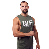 QLF Squad Tank Top (großes Logo) in grün, muskulöser Mann von vorne, betont Schultern, Galerieposition 1