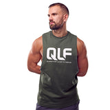 QLF Squad Tank Top (großes Logo) in grün, muskulöser Mann mit seitlichem Blick, Galerieposition 1