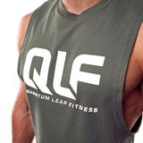QLF Squad Tank Top (großes Logo) in grün, Nahaufnahme des Logos, muskulöser Oberkörper, Galerieposition 1