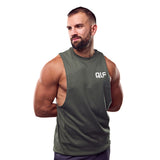 Muskulöser Mann trägt das grüne QLF Squad Tank Top (kleines Logo), seitliche Pose, Galerieposition 1