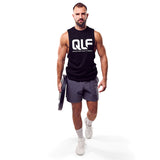 QLF Squad Tank Top (großes Logo) in schwarz, frontale Ansicht, Model hält Gewichtsscheibe, Galerieposition 1