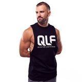 QLF Squad Tank Top (großes Logo) in schwarz, muskulöser Mann mit seitlichem Blick, Galerieposition 1