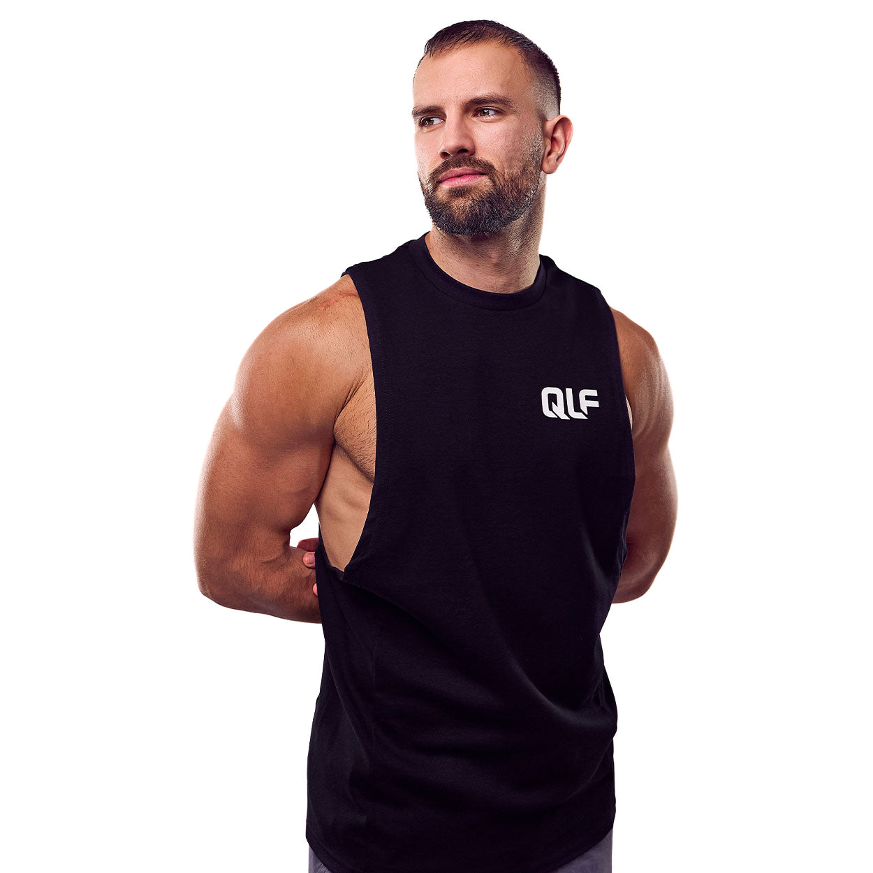 QLF Squad Tank Top (kleines Logo) in schwarz, muskulöser Mann mit leicht seitlichem Blick, Galerieposition 1