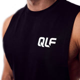 QLF Squad Tank Top (kleines Logo) in schwarz, Nahaufnahme Oberkörper mit logo, klare Struktur, Galerieposition 1