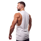 QLF Squad Tank Top (großes Logo) in weiß, seitliche Rückansicht, muskulöser Mann im Fitnessstudio, Galerieposition 1