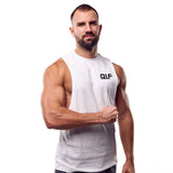 QLF Squad Tank Top (kleines Logo) in weiß, muskulöser Mann zeigt Bizeps, Galerieposition 1, kraftvolle Pose