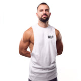 Muskulöser Mann im weißen QLF Squad Tank Top (kleines Logo) mit weitem Armausschnitt, Galerieposition 1, frontale Ansicht