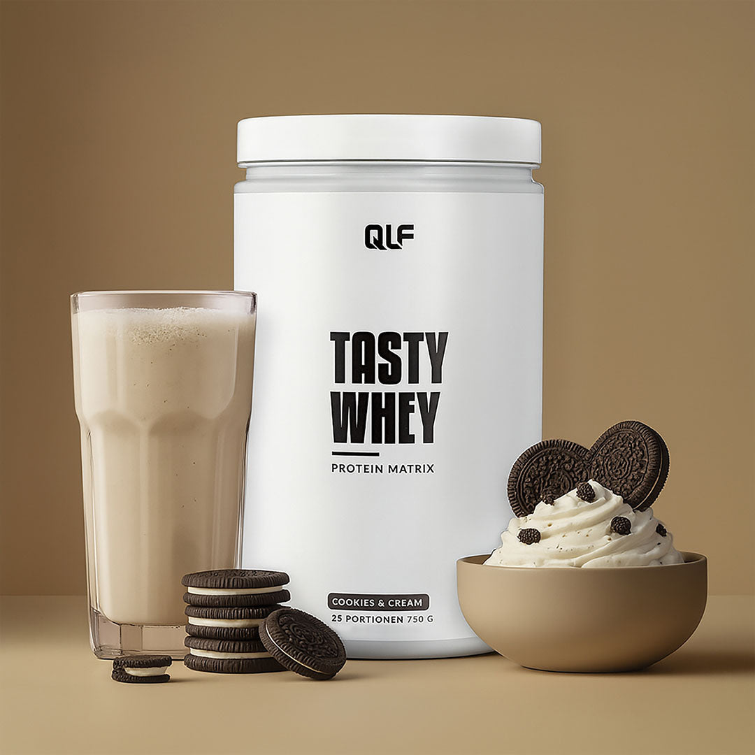Tasty Whey Proteinpulver Cookies & Cream mit Shake, Keksen und Sahnecreme, hellbrauner Hintergrund, Galerie 1