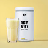 Tasty Whey Proteinpulver Eierlikör Geschmack mit Shake im Glas vor gelbem Hintergrund, Galerieposition 1