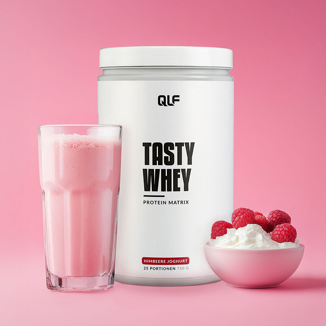 Tasty Whey Proteinpulver Himbeere Joghurt mit Shake, frischen Himbeeren und Joghurt vor rosa Hintergrund Galerie 1