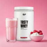 Tasty Whey Proteinpulver Himbeere Joghurt mit Shake, frischen Himbeeren und Joghurt vor rosa Hintergrund Galerie 1