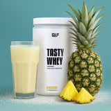 Tasty Whey Proteinpulver Pina Colada mit Shake im Glas, frischer Ananas und Kokosraspeln, Galerie 1