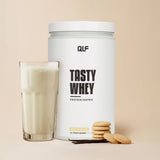 Tasty Whey Vanille Cookie Proteinpulver mit Shake im Glas und Vanillekeksen vor beigem Hintergrund Galerie 1