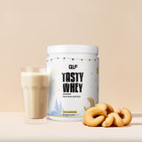 Tasty Whey Proteinpulver Vanillekipferl mit cremigem Shake im Glas und Vanillekipferln vor beigem Hintergrund Galerie 1