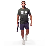 QLF Squad T-Shirt (großes Logo) in grün, sportlich sitzende Passform, Model läuft mit Gewichtsscheibe Galerie 1