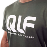 QLF Squad T-Shirt (großes Logo) in grün, Nahaufnahme des weißen Quantum Leap Fitness Schriftzugs auf der Brust Galerie 1