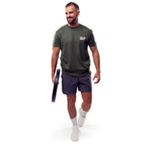 QLF Squad T-Shirt (kleines Logo) in grün, sportlich sitzend, Model hält Gewichtsscheibe, Galerie 1