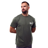 QLF Squad T-Shirt (kleines Logo) in grün, sportlich geschnitten, Model blickt seitlich, Galerieposition 1